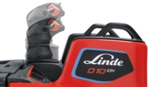 Höhenverstellbarer Steuergriff des D10 FP von Linde Material Handling Der höhenverstellbare Steuergriff des D10 FP von Linde Material Handling passt das Fahrzeug perfekt an den Fahrer an.