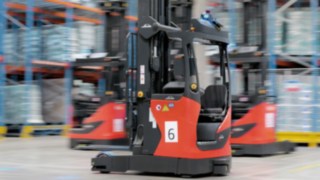 Automatisierter Schubmaststapler R-MATIC von Linde Material Handling im Lager Automatisierter Schubmaststapler R-MATIC von Linde Material Handling im Lager