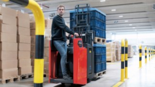 Schmal und wenig - der D10 Doppelstockbelader aus der Narrow Range von Linde Material Handling Der Doppelstockbelader D10 beim Transportieren von Ladung