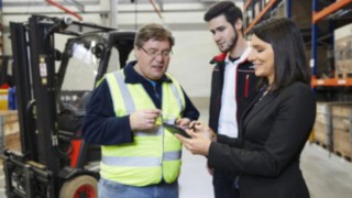 Linde Berater vor Ort Linde Berater beim Kunden vor Ort