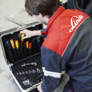 Servicetechniker von Linde Material Handling mit Koffer Servicetechniker von Linde Material Handling mit Koffer