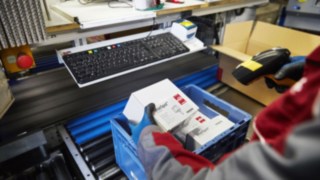 Linde Ersatzteile im Warenlager Linde Ersatzteile werden für Kunden im Warenlager zusammengepackt