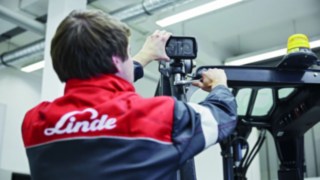 Umsetzung und Maßnahmen nach den Ergebnissen des Linde Safety Scans Montage des Linde Bluespots an einem Fahrzeug