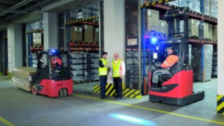 Umgesetzte Maßnahmen durch den Linde Safety Scan werden vor Ort kontrolliert Überprüfung des Bluespots durch zwei Personen in einer Lagerhalle