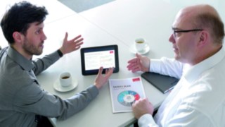 Linde Safety Scan findet beim Kunden vor Ort statt Briefing für den Linde Safety Scan an einem Tisch beim Kunden