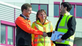 Safety Consultants unterstützen die Kunden kontinuierlich Handschlag zwischen drei Personen
