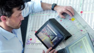 Dokumentation des Workshops im Rahmen des Linde Safety Scans Auswertung der Analyseergebnisse des Safety Scans mit Tablet, Computer und Dokumenten