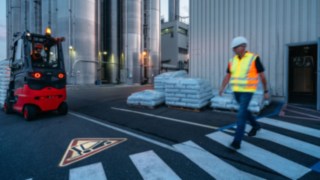 Linde TruckSpot von Linde Material Handling Der Linde TruckSpot von Linde Material Handling kündigt das nahende Fahrzeug durch ein Lichtsignal an.