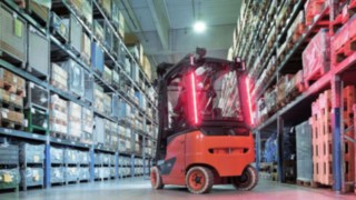 Die innovativen Lichtkonzepte Linde VertiLight und Linde LED Stripes von Linde Material Handling Die innovativen Lichtkonzepte Linde VertiLight und Linde LED Stripes von Linde Material Handling schaffen zuverlässig mehr Sicherheit im Lager.