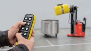 Ferngesteuertes Fasshandling bei Ex-Schutz-Fahrzeugen Ferngesteuertes Fasshandling bei Ex-Schutz-Fahrzeugen