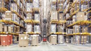 Der Linde K fährt durch ein Hochregallager und ermöglicht eine hohe Umschlagsleistung. Das Kombifahrzeug K von Linde Material Handling