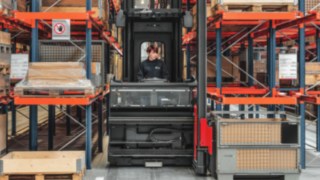 Linde Schmalganggerät Linde Schmalganggerät mit Frau