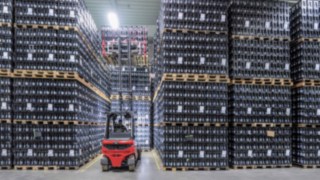 The X20 – X35 electric forklift truck from Linde is designed for maximum versatility in indoor and outdoor use. The X35 electric forklift truck from Linde Material Handling in use in the drinks warehouse