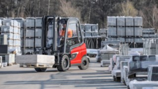 The new Linde X20 – X35 electric forklift truck in outdoor use. The X35 Electric Forklift Truck from Linde Material Handling