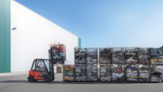 Fahrzeugdaten werden unter Einhaltung höchster Datenschutzstandards übertragen: Der gesamte Einsatz der Fahrzeuge kann so optimal gestaltet werden. Der E-Stapler X35 von Linde Material Handling im Außeneinsatz