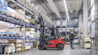 Der niedrige Fahrzeugschwerpunkt, hoch angesetzte Lenkachse und obenliegende Neigezylinder sorgen für Kippsicherheit und ein sicheres Lasthandling in großen Höhen. Die Elektrostapler X20 – X35 von Linde Material Handling garantieren Sicherheit in jedem Detail.