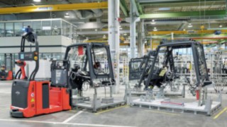 Automatisierter Stapler L-Matic von Linde in der Produktion Automatisierter Stapler L-Matic von Linde im Einsatz in der Produktion von Fahrzeugen