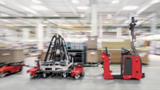 Selbstfahrender Robotik-Schlepper der automatisierten Linde MATIC-Baureihe. Selbstfahrender Robotik-Schlepper der automatisierten Linde MATIC-Baureihe.