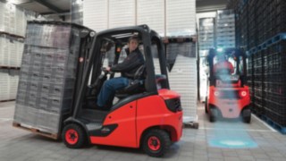 Linde V-Stapler beim Transportieren von Kisten Linde V-Stapler beim Transportieren von Kisten