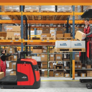 Der Mittelhub-Kommissionierer V10 von Linde ist mit begehbarer Plattform oder mit Zusatzhub für die Gabel erhältlich. Der Mittelhub-Kommissionierer V10 von Linde in der Ausführung mit begehbarer Plattform sowie mit Zusatzhub der Gabel.
