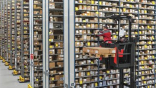 Ergonomisches Kommissionieren im Hochregallager mit dem Linde V Modular. Ergonomisches Kommissionieren im Hochregallager mit dem Linde V Modular.