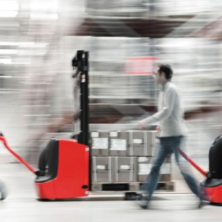 Hochhubwagen von Linde Material Handling beladen mit Ware Hochhubwagen von Linde Material Handling beladen mit Ware