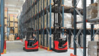Linde Schubmaststapler R14 - R17 X im Hochregallager Linde Schubmaststapler R14 - R17 X im Hochregallager