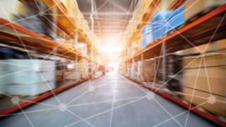 Durch Software für Intralogistik und Automatisierung wird das Lager vernetzt. Vernetztes Lager durch Software für Intralogistik und Automatisierung