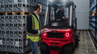 Das Assistenzsystem Linde Reverse Assist Radar im Einsatz. Ein Fußgänger läuft hinter dem Linde X30 entlang.