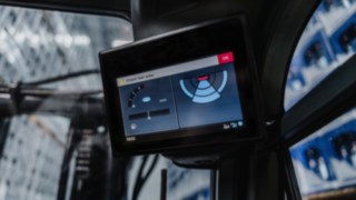 Der Fahrer erhält über das Display zusätzliche visuelle Warnsignale. Das Display des Linde Reverse Assist Camera zeigt eine Warnung an.