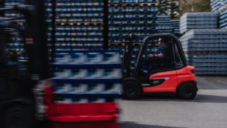 Der Linde Reverse Assist Radar berechnet blitzschnell die Gefahrensituation. Der E-Stapler X30 fährt schnell über ein Außengelände.