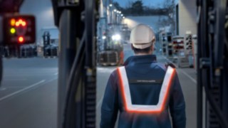 Mehr Sicherheit im Lager durch die interaktive Warnweste von Linde Material Handling Für mehr Sicherheit im Lager sorgt die interaktive Warnweste von Linde Material Handling.