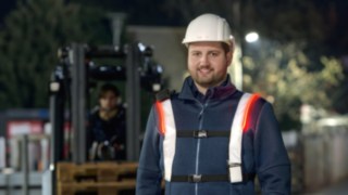 Der Fußgängerwarngurt von Linde Material Handling sorgt für mehr Sicherheit Lagerarbeiter trägt den Fußgängerwarngurt von Linde Material Handling