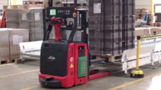 Der L-MATIC von Linde Material Handling erkennt und positioniert die Ware an der Förderanlage völlig selbstständig. L-MATIC von Linde Material Handling platziert eine Palette auf einem Förderband