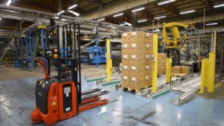 Der L-MATIC von Linde Material Handling lässt sich problemlos in die bisherigen Abläufe integrieren. L-MATIC von Linde Material Handling bei der Aufnahme einer Palette