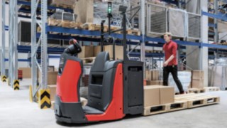 Die SA-Option für die Kommissionierer N20 und N20 C von Linde steigert Produktivität und Umschlagleistung im Lager. N20 mit SA-Option von Linde Material Handling im Einsatz im Lager