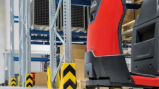 Damit die halbautomatisierte Fahrweise kein Sicherheitsrisiko darstellt, werden die Fahrzeuge mit einem Sicherheitsscanner ausgestattet. Sicherheitsscanner