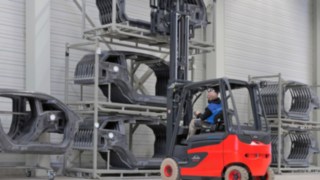 Fahrzeuge mit Brennstoffzellentechnologie überzeugen mit geringer Tankzeit und voller Leistung. Der Linde Gabelstapler FC 25 beim Beladen.