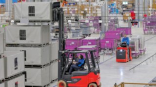 Stapler und Schlepper mit Brennstoffzellentechnologie von Linde Stapler und Schlepper mit Brennstoffzellentechnologie von Linde