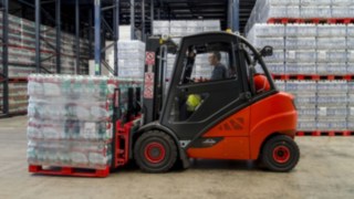 Linde-Mietstapler im Einsatz beim Getränkelieferanten Augua Mineral Linde Mietstapler im Einsatz bei Agua Mineral transportiert eine Palette Wässerkästen
