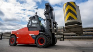 Elektroschwerstapler E100 - E180 von Linde Material Handling transportiert schwere Ware Elektroschwerstapler E100 - E180 von Linde Material Handling transportiert schwere Ware