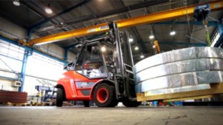 Der Linde Material Handling H160 in Aktion. Der Linde Material Handling H160 in Aktion.