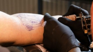 Die Liebe zu seinem Stapler, geht für Marcell Lange unter die Haut. Das Tattoo wird auf Marcell Langes Arm tätowiert.
