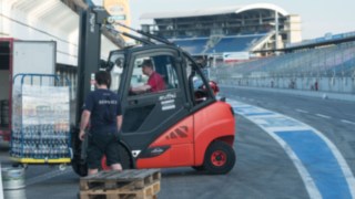 Linde Mietstapler transportiert Wasserkästen für den Aufbau des Formula Student Events am Hockenheimring Linde Mietstapler bei Aufbauarbeiten am Hockenheimring