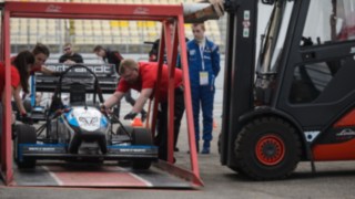 Linde Mietstapler hebt race car mit besonderer Vorrichtung bei der Formula Stundent auf dem Hockenheimring Linde Mietstapler hebt race car mit besonderer Vorrichtung
