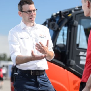 Johannes Kratzel, Leiter Event Support, im Gespräch mit Helfern bei der Formula Student vor Linde Stapler Johannes Kratzel, Leiter Event Support, im Gespräch mit Helfern bei der Formula Student