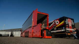 Die Mietflotte aus Stapler, Schlepper und Kommissionierer wird per LMW am Hockenheimrung geliefert und ausgeladen Die Mietflotte aus Stapler, Schlepper und Kommissionierer wird per LMW geliefert