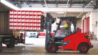 Der Lithium-Ionen-Stapler E80 von Linde Material Handling belädt einen Lastwagen Der Lithium-Ionen-Stapler E80 von Linde Material Handling belädt einen Lastwagen mit Früh Kölsch