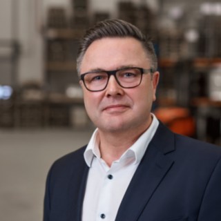 Andreas Wacker, Produktionsleiter bei der Reinheimer Grass GmbH Andreas Wacker arbeitet bei der Reinheimer Grass GmbH als Produktionsleiter