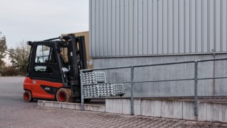 E-Stapler E35 von Linde Material Handling bei der Reinheimer Grass GmbH E-Stapler E35 von Linde Material Handling transportiert bei der Reinheimer Grass GmbH Materialien zur Produktion.